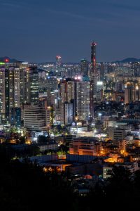 粤正影视精选动作电影封面，男主角在城市夜景中奔跑，霓虹灯光映衬紧张气氛
