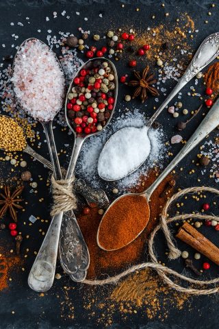 粤正影视精选热播剧封面图，深色背景下展示主角剧照与剧名，视觉质感强烈